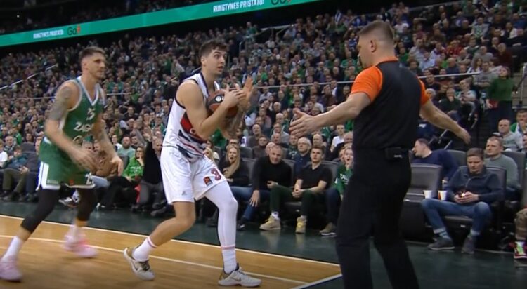Šta uradi čovek?! Košarkaš Baskonije zaboravio da ne igra u NBA ligi (VIDEO)
