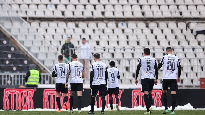 Mučne scene: Grobari brutalno izvređali igrače Partizana (VIDEO)