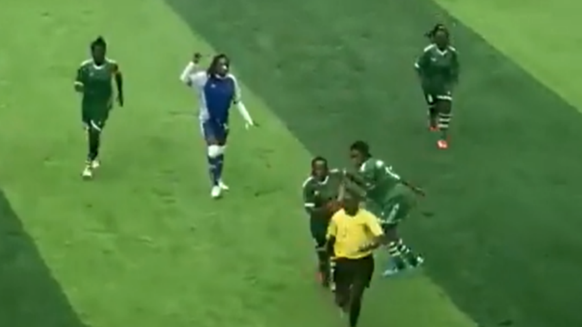 Skandal u Africi: Fudbalerke prebile sudiju nasred terena (VIDEO)