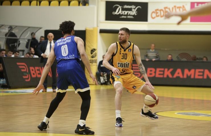 Split rutinski izašao na kraj sa Mornarom i ostao u trci za plej-of