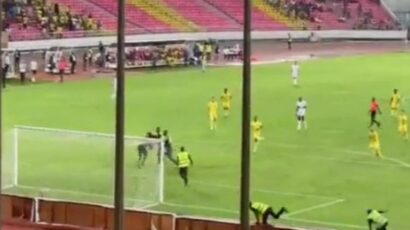 Skandalozne scene: Navijač uleteo na teren i potukao se sa golmanom (VIDEO)