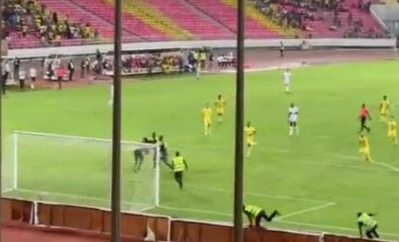 Skandalozne scene: Navijač uleteo na teren i potukao se sa golmanom (VIDEO)