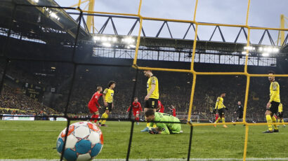 Cela planeta se smeje golmanu Borusije: Neoprostiv kiks u derbiju za prvo mesto Bundeslige (VIDEO)