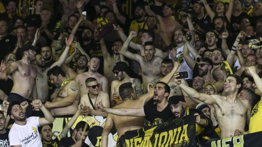Haos na meču AEK-a i Hapoela! Domaći navijači palili zastavu Izraela na tribinama