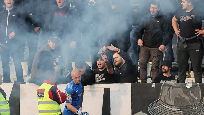 Huliganski pir na Brdu: Grobari napravili haos, sudija prekinuo meč (VIDEO)