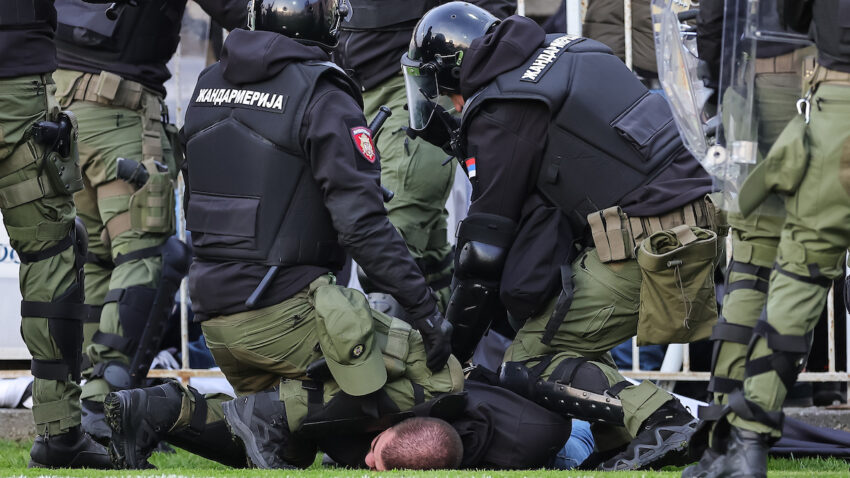 Jezive scene: Vođa Grobara zagrmeo, navijači Partizana se brutalno potukli sa policijom (VIDEO)
