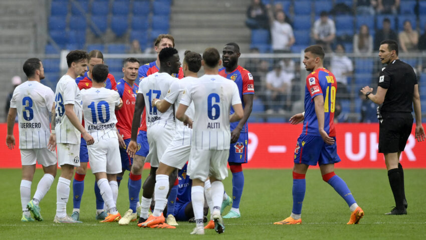 Skandal: Džaka kao Zidan - glavom udario protivnika, pljuštali crveni kartoni (VIDEO)