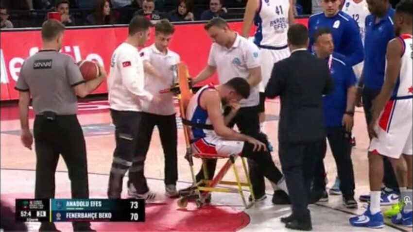 Horor: Teška povreda Vase Micića, u kolicima iznet sa terena (VIDEO)