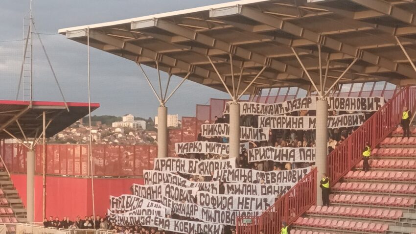 Minut ćutanja i parole navijača na "krovu" u čast stradalima u Beogradu i Mladenovcu (FOTO)