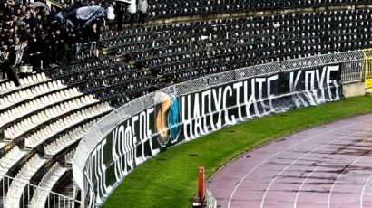 “Grobari” nastavljaju rat sa upravom: Osvanuo novi transparent na jugu