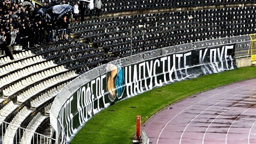 "Grobari" nastavljaju rat sa upravom: Osvanuo novi transparent na jugu