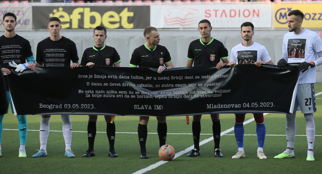 Minut ćutanja i parole navijača na "krovu" u čast stradalima u Beogradu i Mladenovcu (FOTO) 2 vozdovac zvezda 57694