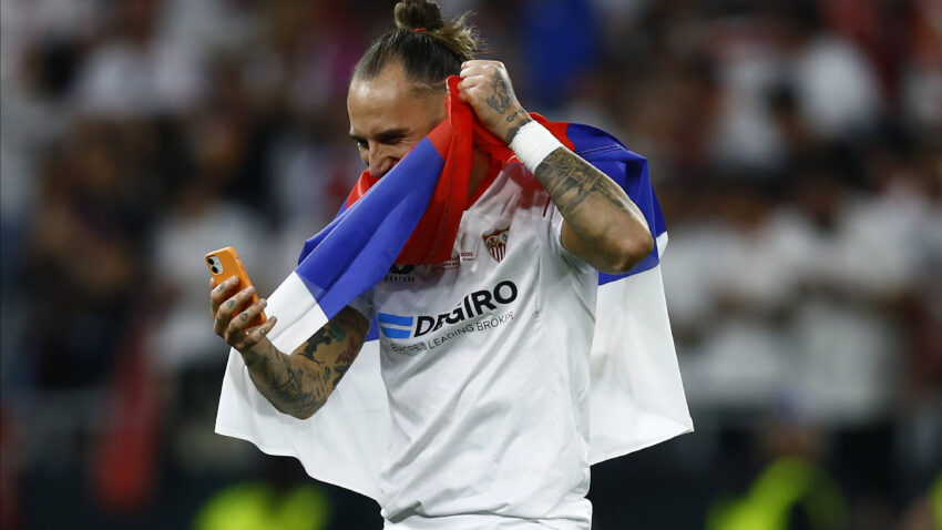 Suze Nemanje Gudelja: Nakon najtežih vesti doneo trofej Sevilji, slomio se pred navijačima (VIDEO)