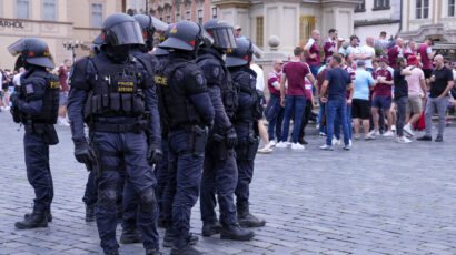 Haos pred finale Lige konferencija: Brutalna tuča navijača na ulicama Praga (VIDEO)