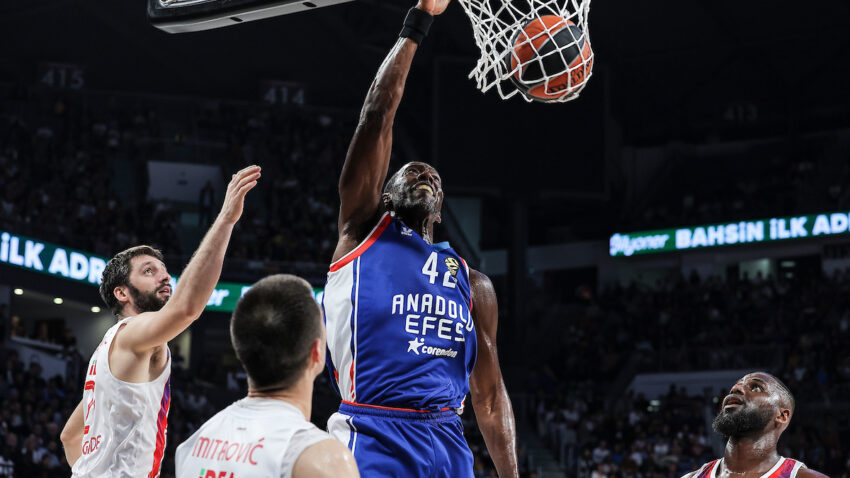 Efes se oprostio od legendarnog centra
