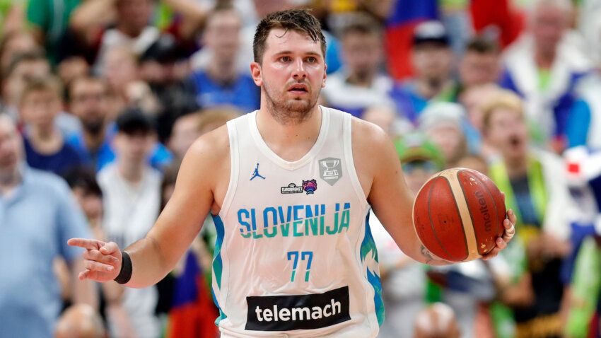 Dončić uz osmeh ispravljao greške FIBA: Slovenia, a ne Slovania (FOTO)
