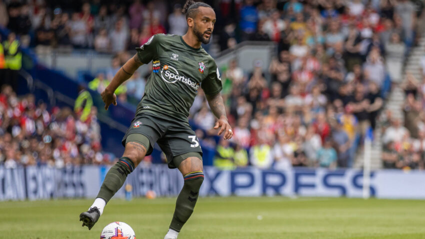 Teo Volkot kači kopačke o klin