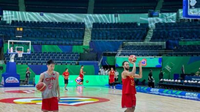 Kina odradila trening pred meč sa Srbijom: Aleksandar Đorđević delio savete, Jao Ming posmatrao sa tribina