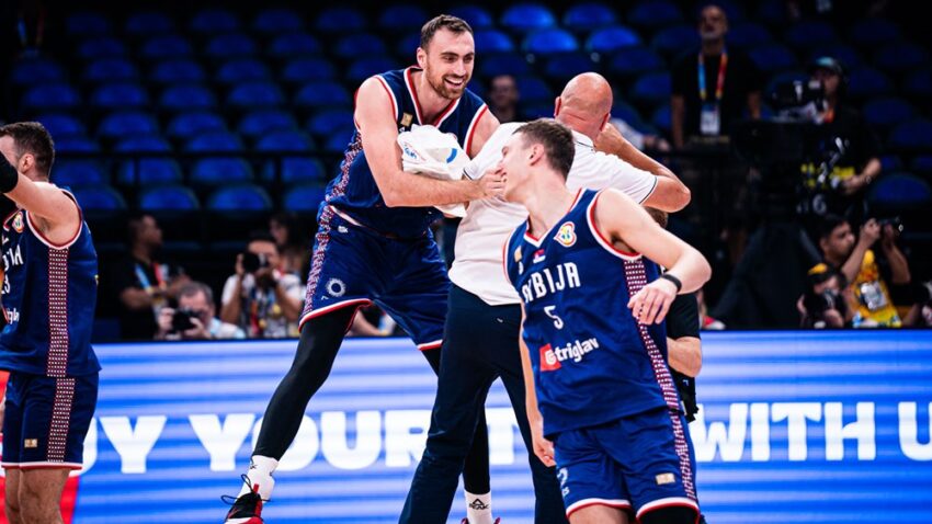 Navijači Srbije okupirali pab u Manili: Pobeda se slavila do zore (VIDEO)