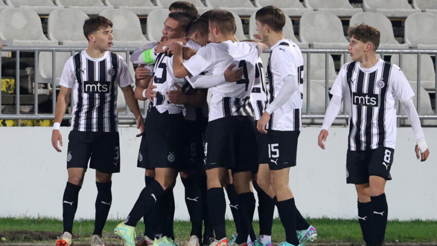Pukla petarda u Humskoj - Trifunović i Jovanović "izudarali" Šerif i odveli Partizan dalje