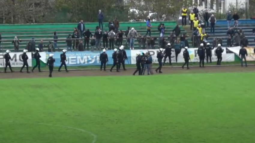 Gradski derbi prekinut zbog nereda: Navijači Zemuna oteli šal golmanu Rada, gosti sa Banjice napali policiju