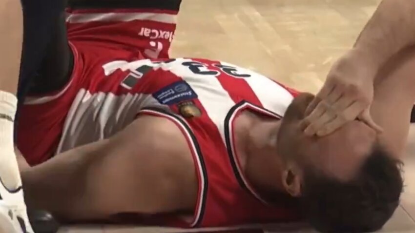 Maler za Milutinova: Bizarna povreda srpskog košarkaša u atinskom derbiju (VIDEO)