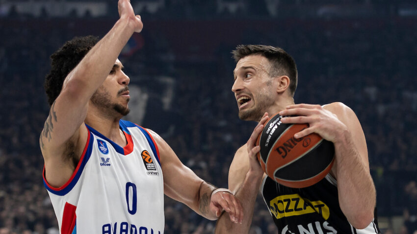 Crno-beli junak u plaštu superheroja: Aleksa srušio Efes kad je bilo najteže!
