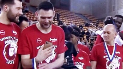 U svetu postoji jedno carstvo: Papanikolau uzeo medalju za Milutinova, pa mu uz video-poziv preneo atmosferu sa slavlja (VIDEO)