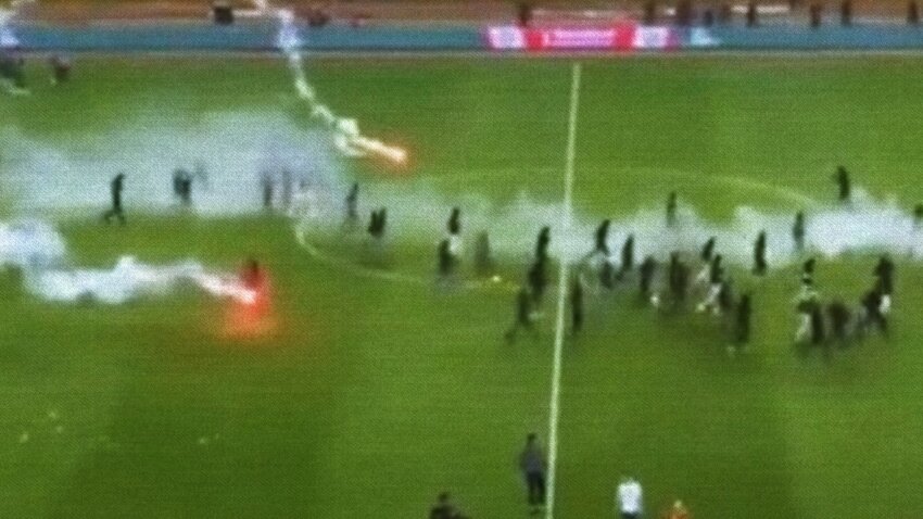 Torcida upala na teren i krenula ka igračima Hajduka - poraz od Dinama napravio haos u Splitu (VIDEO)