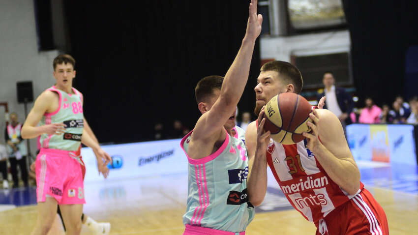 Gilespi iskoristio šansu, Rokas namestio nišan: Zvezda sporije krenula, pa odjurila u finale ABA lige