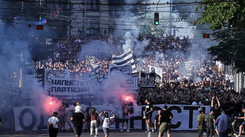 Održan veliki protest Grobara u Beogradu (FOTO)