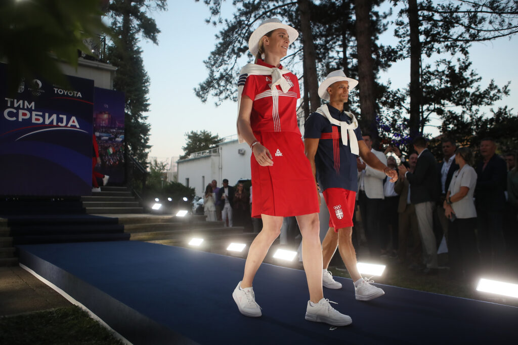 Olimpijska trka kreatora i sportskih brendova po pariskoj modnoj pisti 1 Predstavljena olimpijska kolekcija Tima Srbija za Igre u Parizu na modnoj reviji u Olimpijskoj kuci 6 1