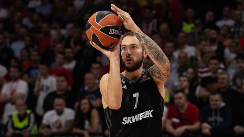 Žofri Lovernj na izlaznim vratima Asvela