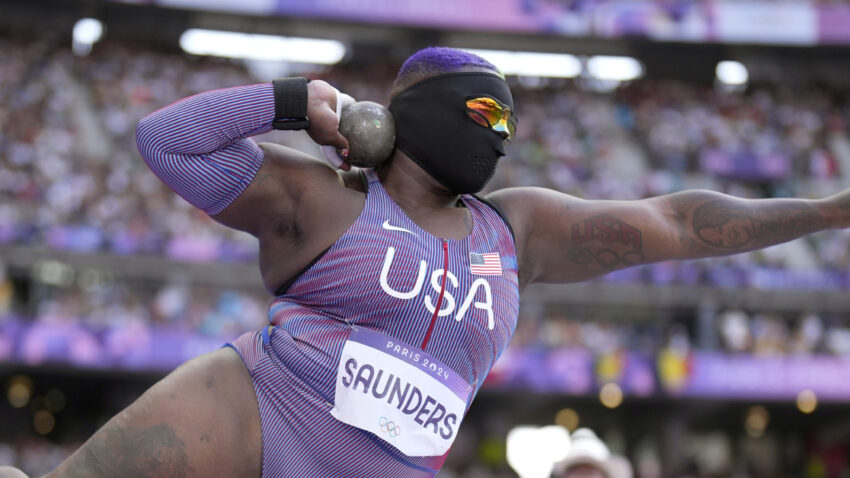 Više nije Hulk, sada nosi crnu masku i naočare za sunce kad baca kuglu