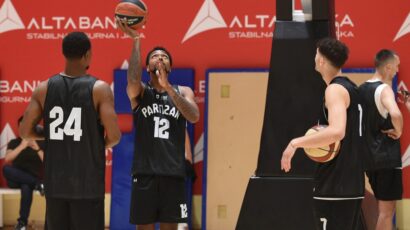 Parni valjak krenuo pobedom, bez olimpijaca, sa raspoloženim Dejvisom i Džonsom, Partizan srušio Igokeu