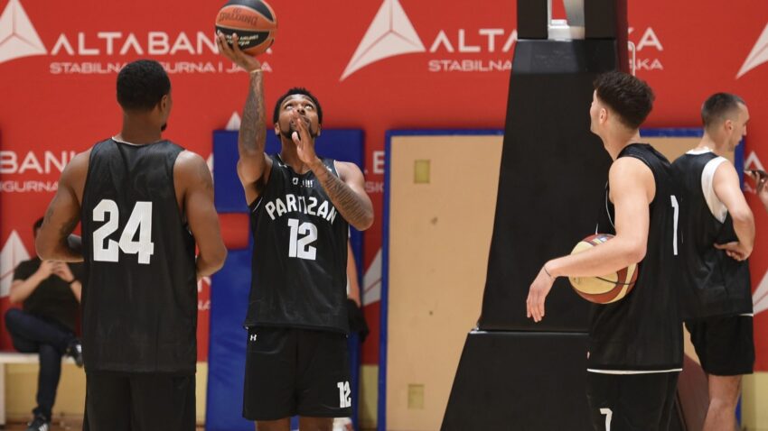 Parni valjak krenuo pobedom, bez olimpijaca, sa raspoloženim Dejvisom i Džonsom, Partizan srušio Igokeu