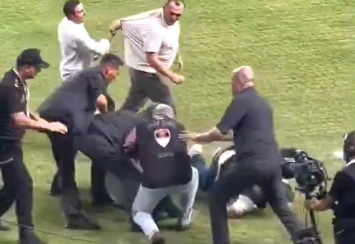 Incident u Turskoj: Predsednik Fenera zasut flašama i oboren na travu (VIDEO)