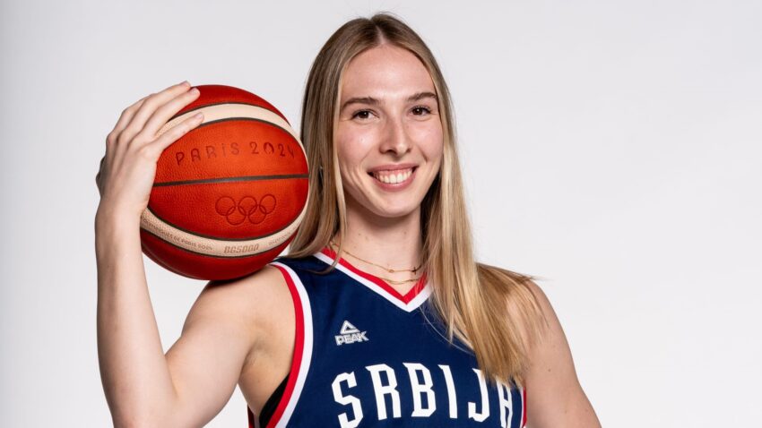 Ivana Raca u crvenom, spremna za novo poglavlje u karijeri: Ne mogu da dočekam da počne