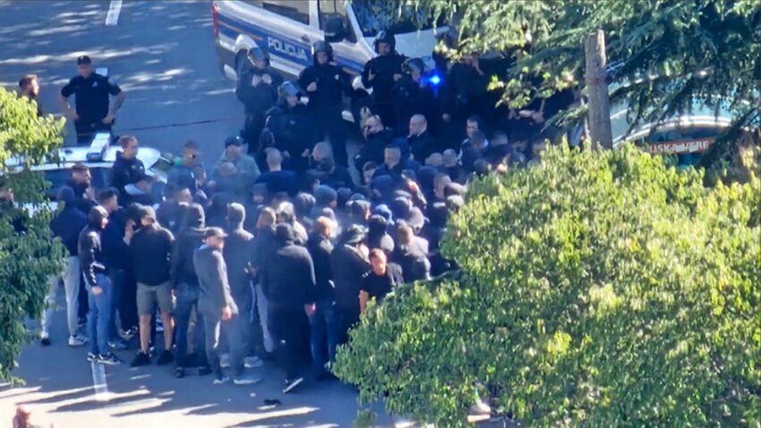 Sukob navijača pred veliki derbi, policija reagovala (VIDEO)