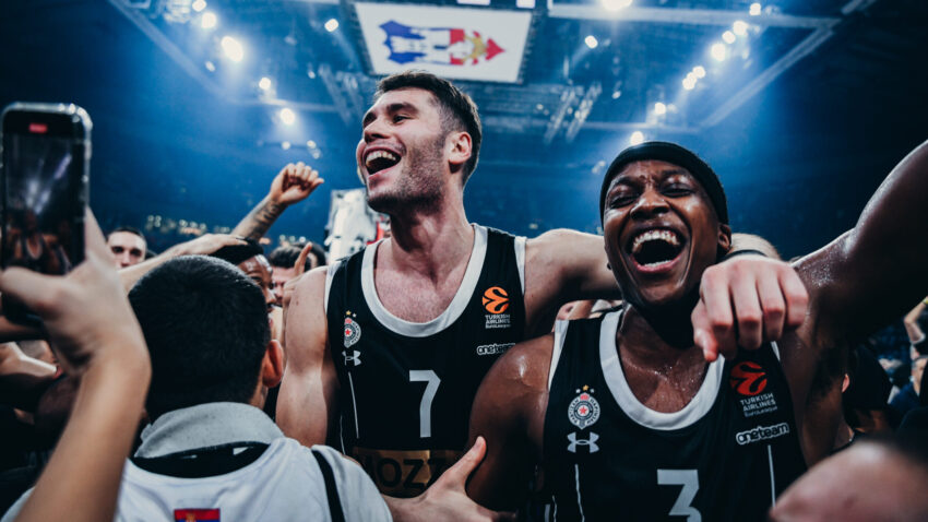 Frenk Nilikina, posle žurke sa navijačima, upozorio: Odbrana, pobeda, pa tek onda pesma (VIDEO)