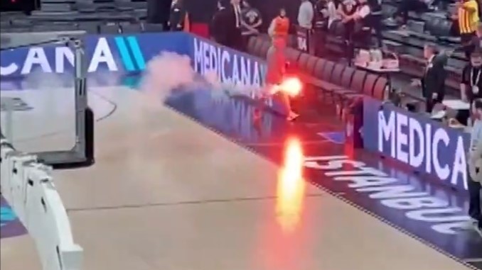 Prekinuto Fenerbahče - Bešiktaš, haos na tribinama, baklje na terenu