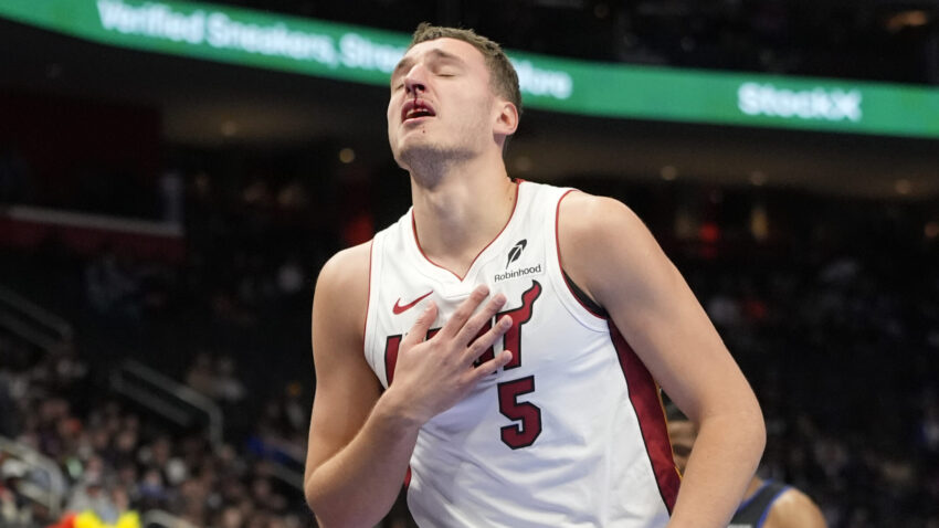 Veče za zaborav: Jović polomio nos, Spolstra izgubio utakmicu