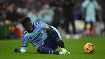 Arsenal u problemu, Saka dva meseca van terena