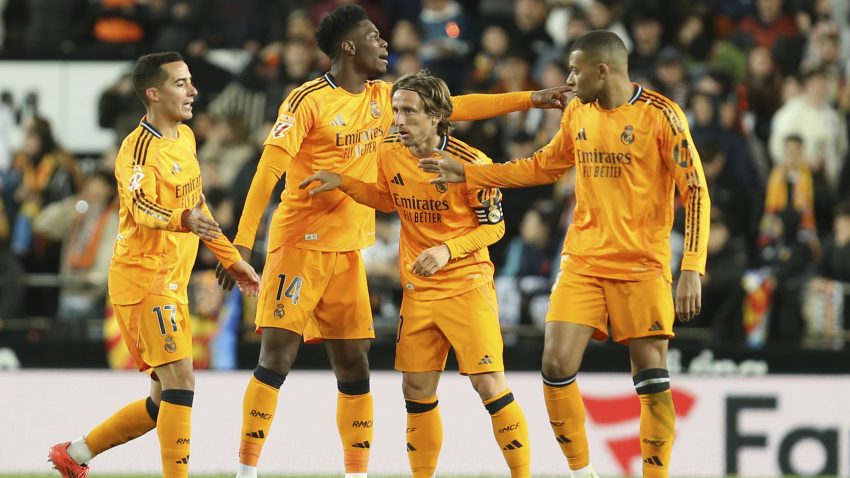 Foto-finiš na Mestalji: Real do vrha tabele sa igračem manje, Modrić i Belingem utišali Valensiju