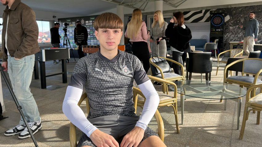 Ubacivanje iz drugog plana Dimitrija Jankovića: Pamtim fudbal u školskom sa braćom Ilić, motiviše priča o Mančester Junajtedu