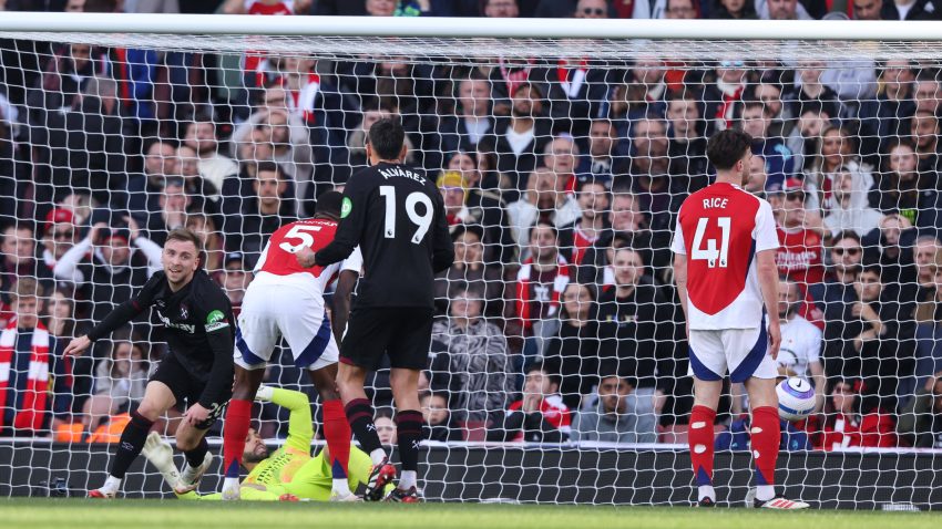 Arsenal dopustio Liverpulu da rasterećen otputuje u Mančester, Điga debitovao i sačuvao tri boda Vulvsima