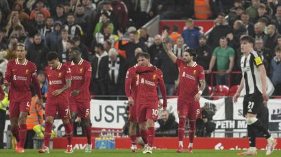 Liverpul grabi ka tituli, Njukasl lak plen na Enfildu
