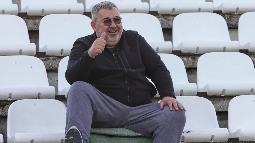 Mladost blista, Neško oprezan: Neprestano nam nude igrače, ali nećemo gužvu na klupi, već prava pojačanja