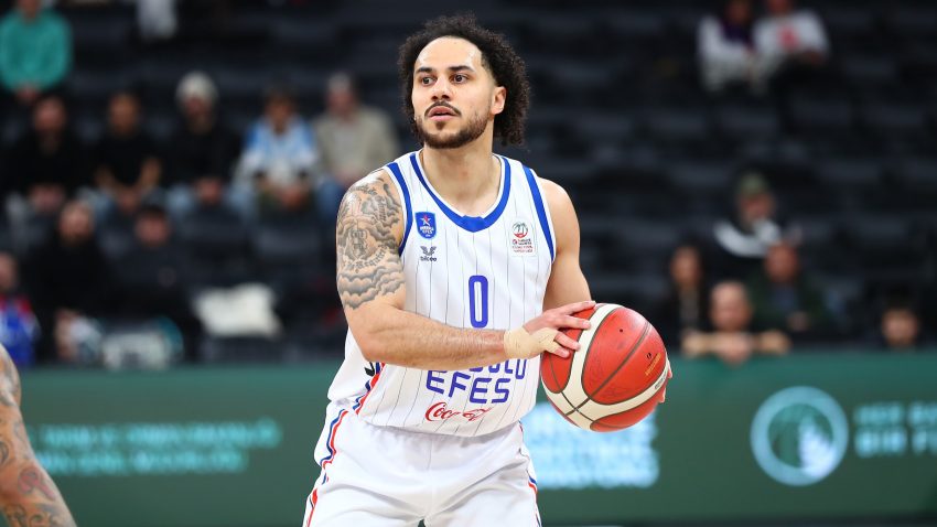 Efes izgubio dobijeno: Larkin promašio pobedu
