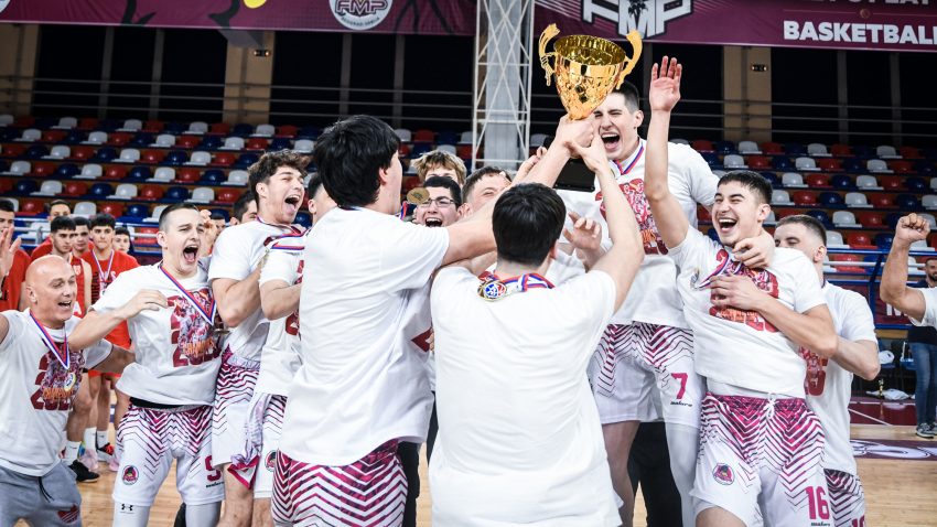 Šampion i MVP Aleksa Stanojević učinio oca ponosnim, upijajući od Petruševa: Sledeće je zlato sa Srbijom – izabrao bih Evroligu pre koledža, ali…